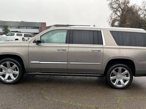 Used 2019 Cadillac Escalade ESV Premium Luxury image 8