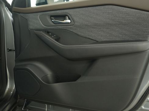 Used 2022 Nissan Rogue SV image 9