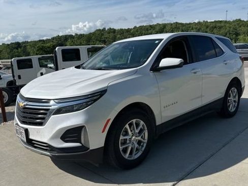Used 2023 Chevrolet Equinox LT FWD image 2