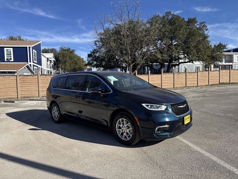 Used 2023 Chrysler Pacifica Touring-L image 1