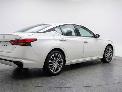 Used 2025 Nissan Altima 2.5 SV image 9