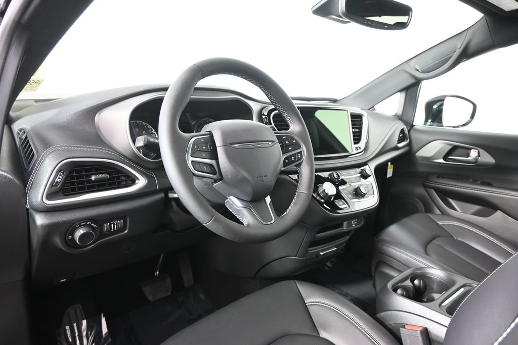 New 2027 Chrysler Pacifica Select AWD/4WD image 25