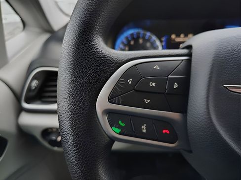 Used 2020 Chrysler Voyager LX image 16