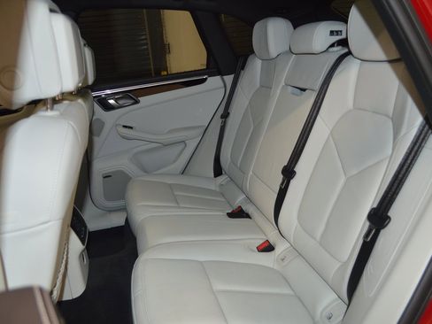 Certified 2025 Porsche Macan image 34