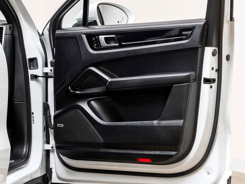 Used 2021 Porsche Cayenne Coupe image 39