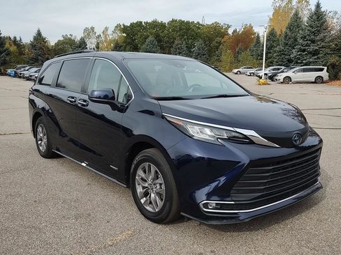 Used 2021 Toyota Sienna XLE image 4