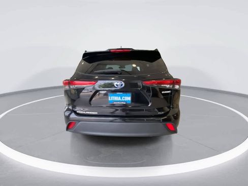 Used 2022 Toyota Highlander XLE AWD/4WD image 7