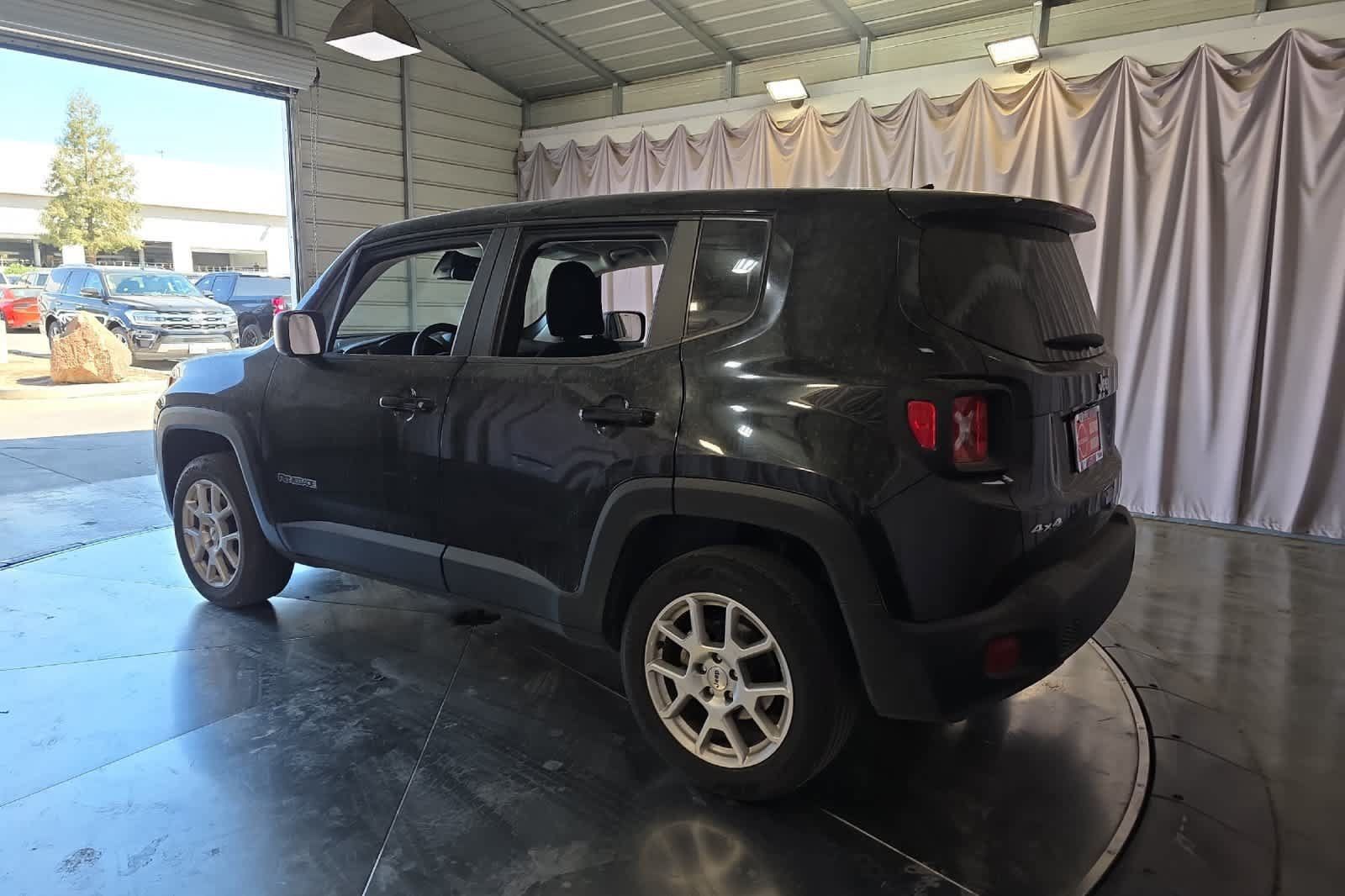 Used 2023 Jeep Renegade Latitude AWD/4WD image 7