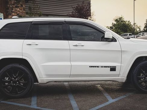 Used 2020 Jeep Grand Cherokee Altitude RWD image 32