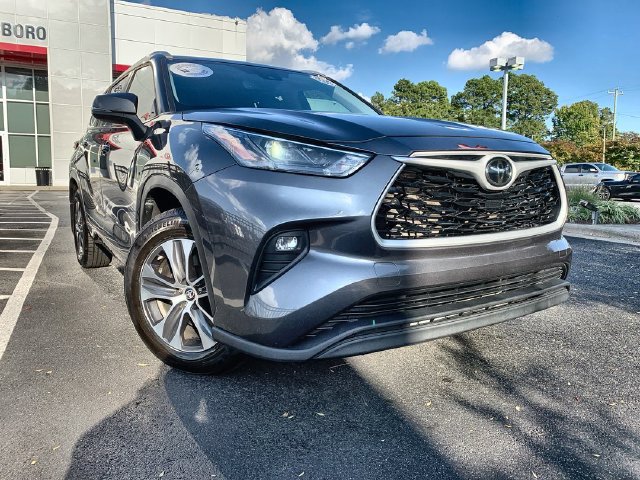 Used 2023 Toyota Highlander XLE FWD image 2