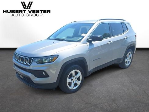 Used 2024 Jeep Compass Latitude AWD/4WD image 2