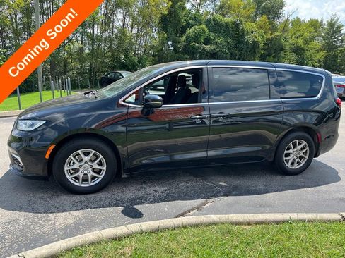 Used 2024 Chrysler Pacifica Touring FWD image 5