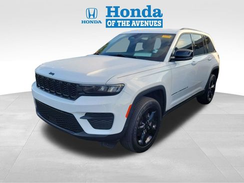 Used 2023 Jeep Grand Cherokee Altitude image 3