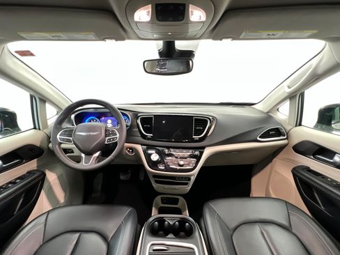 Used 2024 Chrysler Pacifica Touring-L FWD image 9