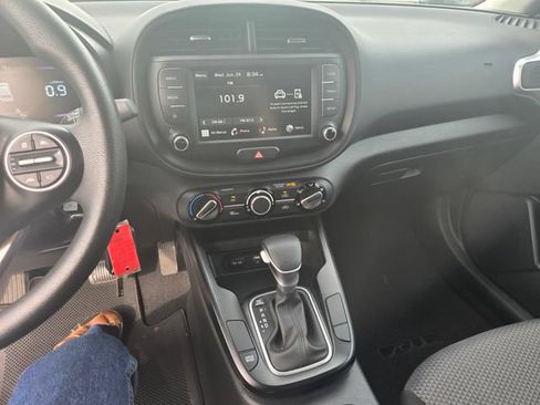 Used 2025 Kia Soul LX w/ LX Technology Package FWD image 2