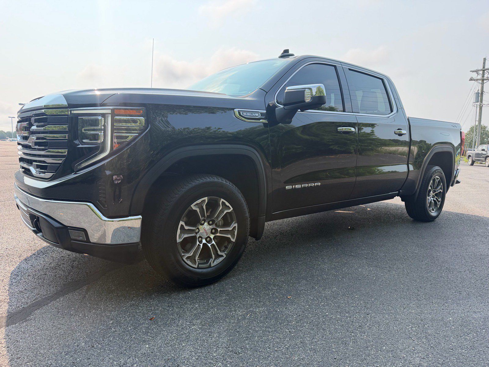 Used 2025 GMC Sierra 1500 SLT AWD/4WD image 9