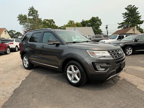 Used 2017 Ford Explorer XLT w/ Equipment Group 202A AWD/4WD image 3