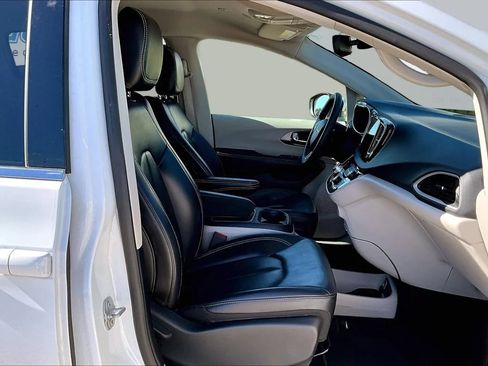 Used 2023 Chrysler Pacifica Touring-L FWD image 28