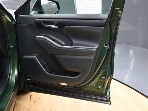 Used 2023 Toyota Highlander XLE image 42