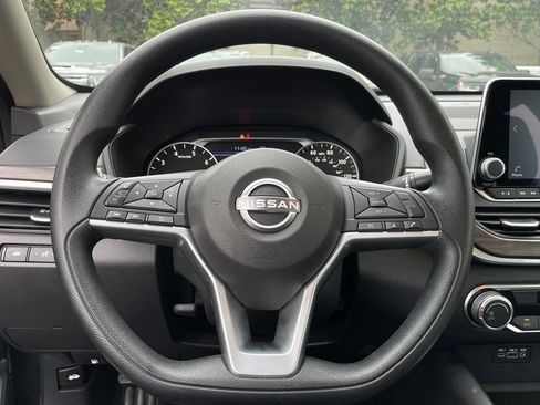 Used 2025 Nissan Altima 2.5 SV FWD image 15