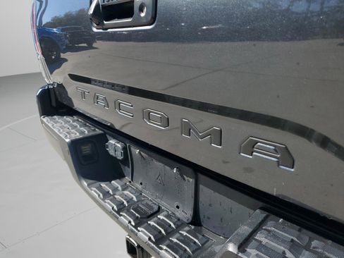 Used 2022 Toyota Tacoma TRD Sport image 32