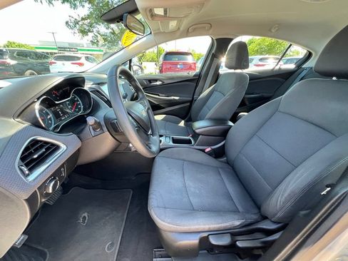 Used 2018 Chevrolet Cruze LT FWD image 18