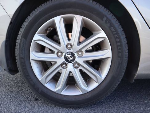 Used 2015 Hyundai Elantra SE w/ Option Group 03 FWD image 16