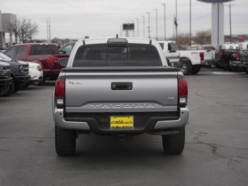 Used 2018 Toyota Tacoma TRD Sport image 7