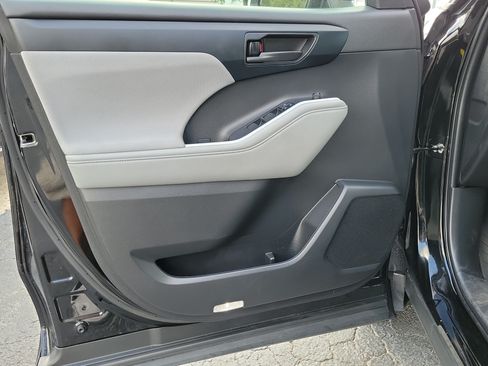 Used 2023 Toyota Highlander LE FWD image 18