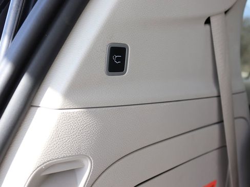 Used 2023 Chrysler Pacifica Limited image 36