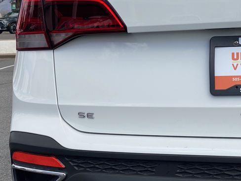 Used 2023 Volkswagen Taos SE w/ Black Wheel Package image 17