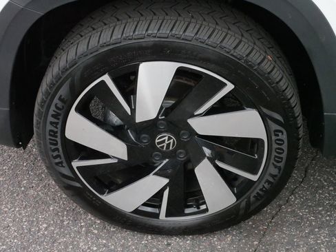 Certified 2024 Volkswagen Taos SEL image 15