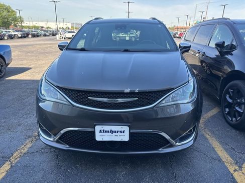 Used 2019 Chrysler Pacifica Limited w/ Advanced Safetytec Group FWD image 12