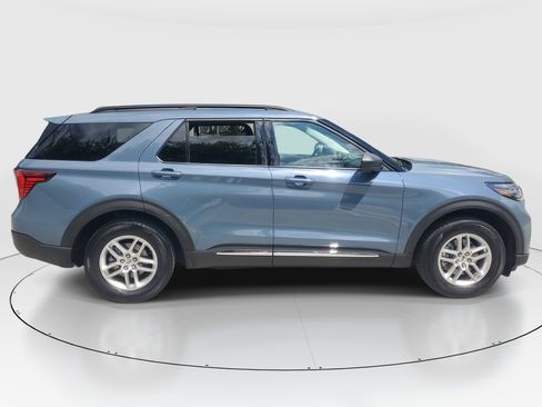 Used 2025 Ford Explorer Active RWD image 2