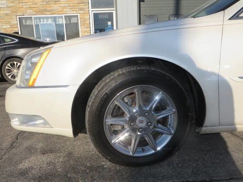 Used 2010 Cadillac DTS Luxury image 31