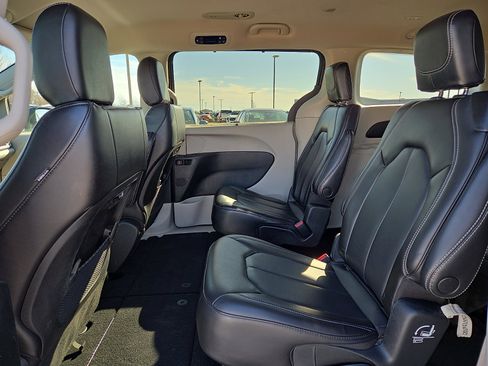Used 2023 Chrysler Pacifica Touring-L image 11