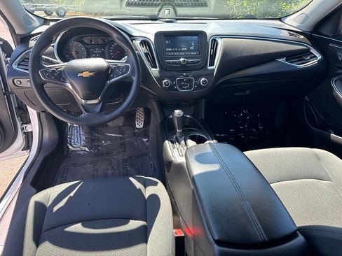 Used 2017 Chevrolet Malibu LT FWD image 12