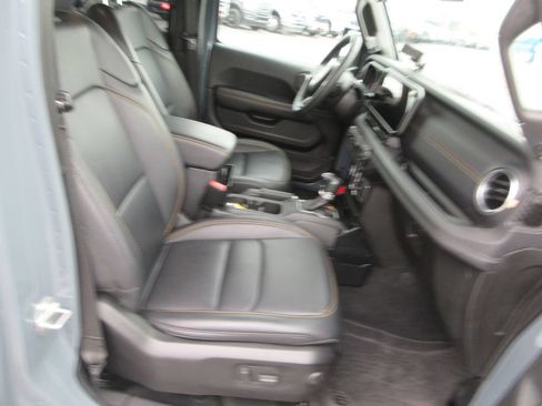 Used 2025 Jeep Gladiator Sport AWD/4WD image 19
