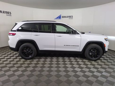 Used 2025 Jeep Grand Cherokee Altitude w/ Trailer Tow Package AWD/4WD image 9