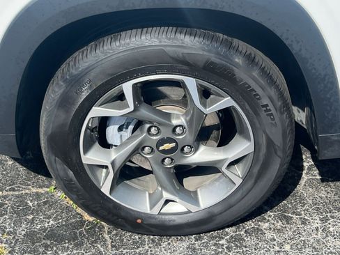 Used 2025 Chevrolet Trax LT w/ LT Convenience Package FWD image 24