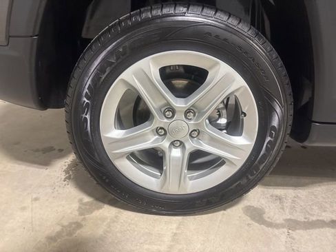 Used 2023 Jeep Compass Sport image 27