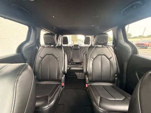 Used 2025 Chrysler Pacifica Select FWD image 33