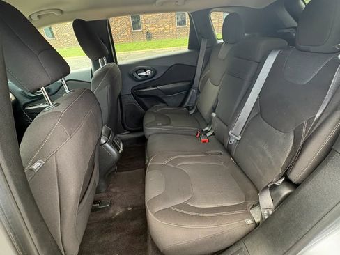 Used 2017 Jeep Cherokee Latitude AWD/4WD image 24