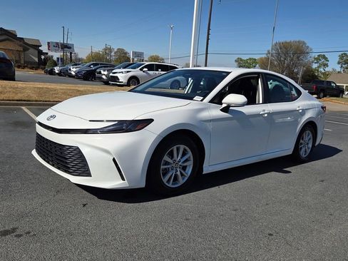 Used 2025 Toyota Camry LE image 3