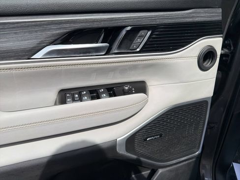 Used 2023 Jeep Wagoneer Series II w/ Convenience Group I AWD/4WD image 13