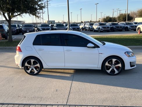 Used 2017 Volkswagen Golf S image 11
