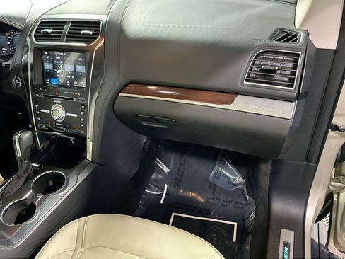 Used 2017 Ford Explorer Platinum image 39