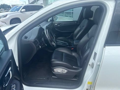 Used 2018 Porsche Macan AWD/4WD image 3