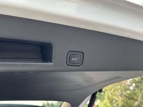 Used 2024 GMC Acadia Elevation image 9