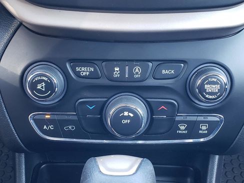 Used 2015 Jeep Cherokee Latitude w/ Cold Weather Group FWD image 17